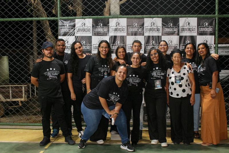 Thyfani com equipe em uma atividade comunitária
