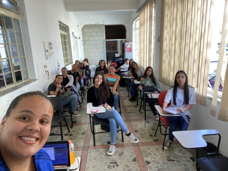 Registro de uma aula de Administração conduzida por Thyfani