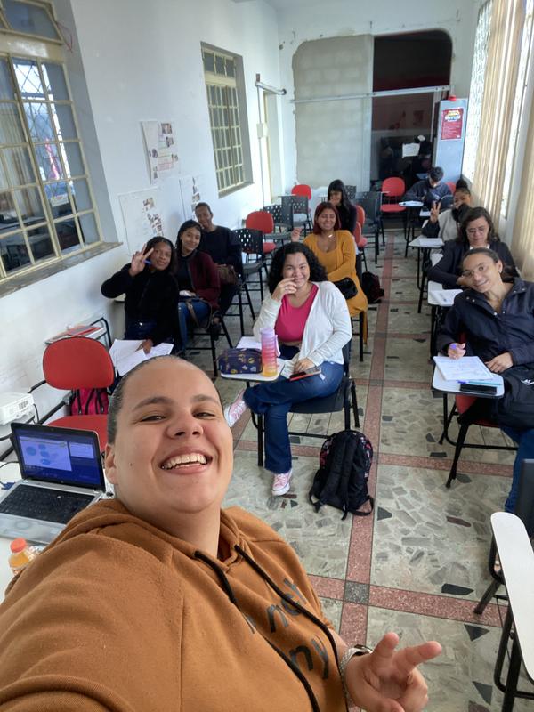 Thyfani com uma turma de Administração