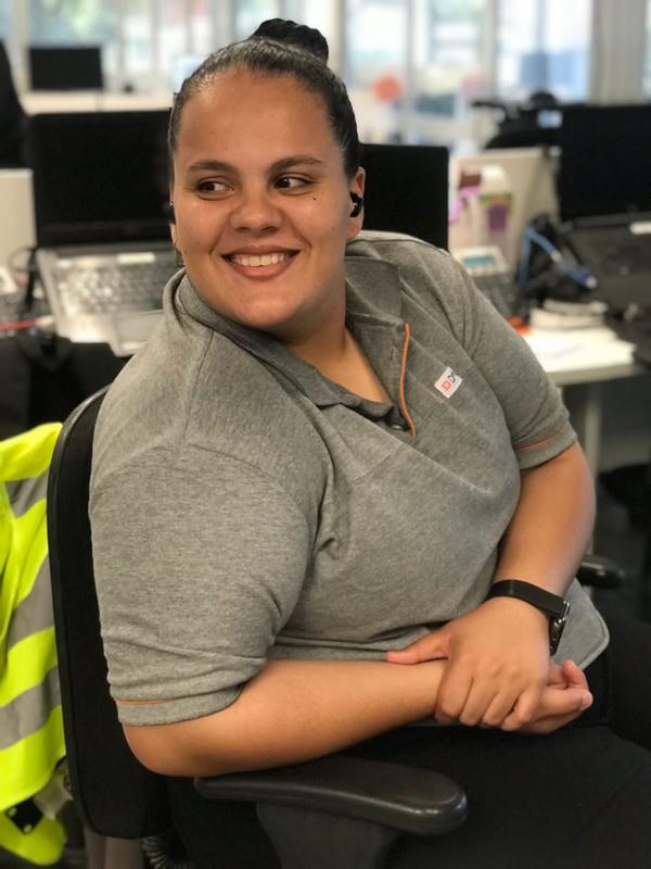 Thyfani Xavier em seu ambiente de trabalho