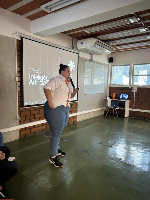 Thyfani apresentando um workshop de inteligência artificial